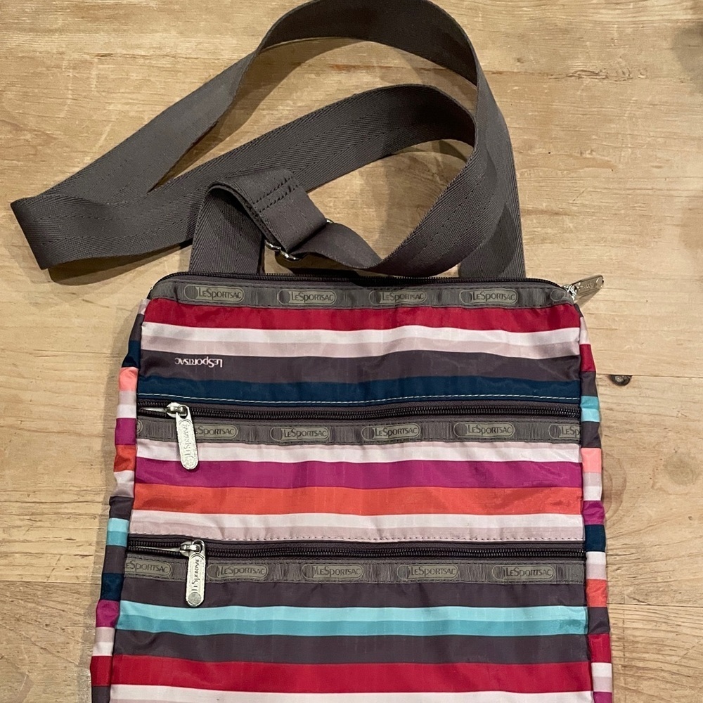 NWOT LeSportSac Brown Multicolor Striped Crossbody Bag zippers travel nylon